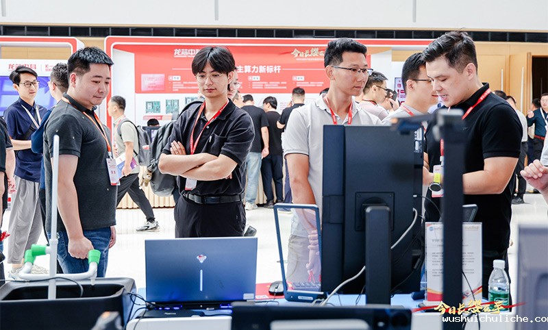 搭载伟德竞彩网App定向音响聚音屏技术终端产品