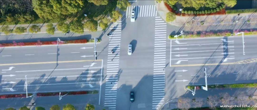 行人闯红灯警示系统